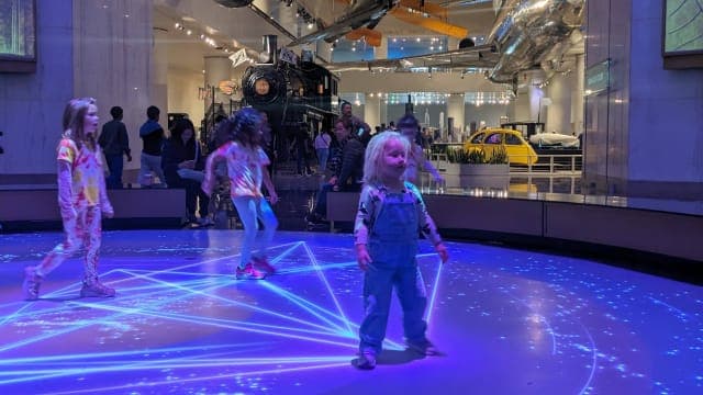 A massive, world-class museum in Hyde Park with hands-on exhibits for all ages. Highlights include The Farm, Science Storms, and the Idea Factory. See tips on parking and discounts.